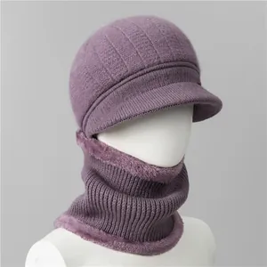 Detalle del conjunto de punto morado con textura de piel suave y forro polar grueso