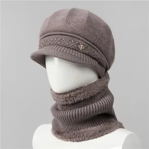 Detalle del conjunto de gorro de punto y bufanda con forro polar y broche de perlas