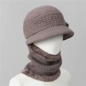 Detalle de gorro de punto y calentador de cuello con forro de piel para mujeres mayores