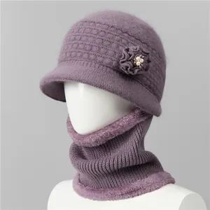 Detalle del conjunto de gorro de punto morado y calentador de cuello con forro de felpa