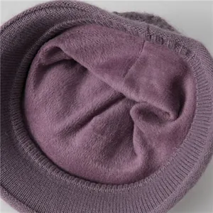 Primer plano de gorro de punto morado con forro polar para el calor invernal