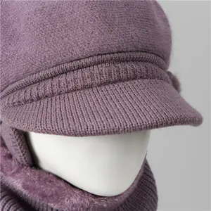 Detalle del conjunto de gorro y bufanda de punto morado con forro polar cálido