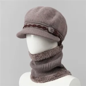 Detalle del conjunto de gorro de punto y bufanda con forro de pelo sintético para mujer