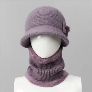 Detalle del conjunto de invierno morado con gorro de lentejuelas y forro de felpa