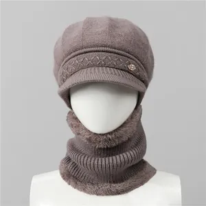 Detalle de conjunto de gorro y bufanda de punto de conejo con decoración de metal y strass