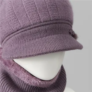 Detalle de conjunto de gorro y bufanda de punto violeta con forro polar grueso y cálido