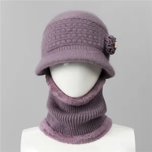 Vista detallada del gorro de punto violeta para mujer con adorno floral y forro polar