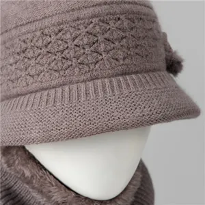 Detalle de conjunto de gorro y bufanda de punto cálido para mujeres mayores en rosa oscuro