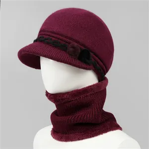 Detalle del conjunto de gorro y bufanda de punto de invierno con forro polar cálido