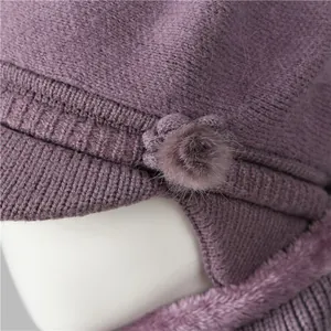Conjunto de gorro y bufanda de punto violeta para mujer con detalle de flor y forro de felpa