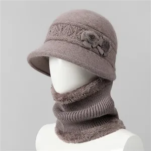 Detalle de conjunto de gorro de punto y bufanda con lazo y forro de felpa suave