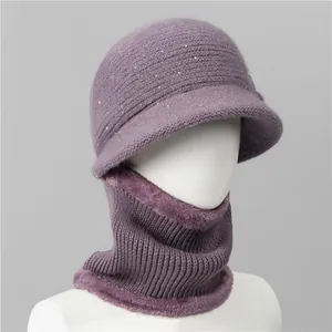 Detalle del conjunto de gorro y bufanda de punto violeta con lentejuelas y forro polar