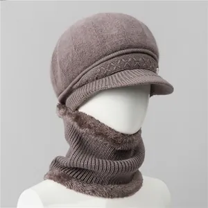 Conjunto de invierno con gorro de punto con visera y braga de cuello forrada de piel