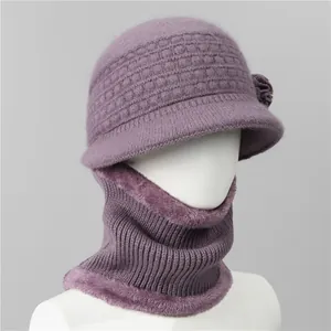 Detalle de gorro de punto morado con forro polar grueso y adorno floral decorativo