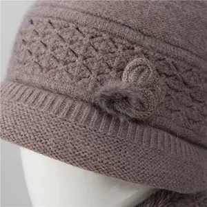 Gorro de punto de invierno para mujer en rosa palo con detalles de flores y pompón