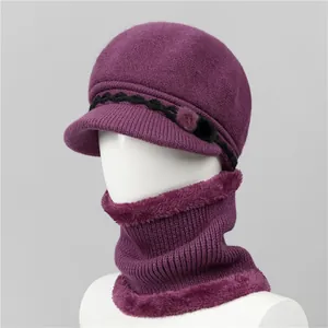 Detalle de gorro de punto morado y calentador de cuello de forro polar para mujer