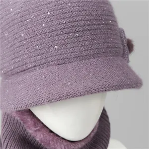 Detalle del gorro de punto morado con lentejuelas y forro de felpa para el invierno