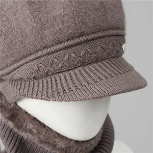 Detalle de gorro de punto de pelo de conejo con forro polar cálido y adorno elegante lateral