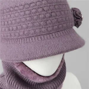 Detalle de gorro de invierno para mujer mayor con forro polar y adorno de perlas florales