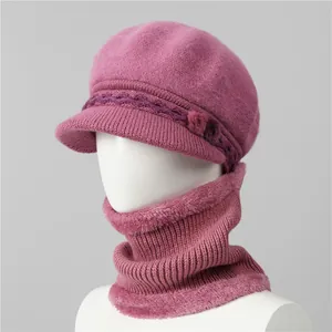 Detalle de conjunto de gorro de punto y bufanda violeta con borde de piel sintética