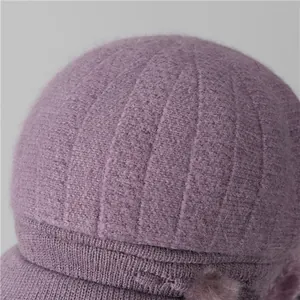 Primer plano del gorro de punto morado con textura de piel de conejo y punto acanalado