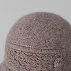 Detalle de gorro de punto color topo con textura de lana gruesa y diseño jacquard de rombos