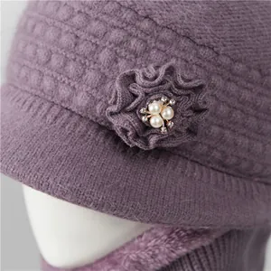 Sombrero de punto morado para mujer mayor con decoración de flores y perlas para invierno