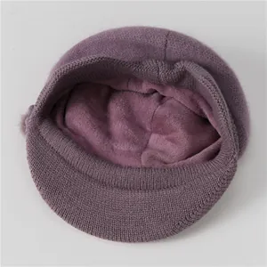 Detalle del forro polar grueso en el interior del gorro de punto color púrpura