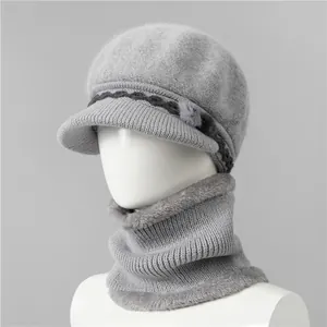 Detalle del conjunto de gorro de punto gris claro para invierno y bufanda forrada suave
