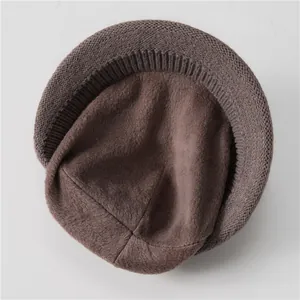 Detalle de gorro de punto marrón cálido con forro polar grueso para el invierno