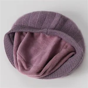 Detalle del gorro de punto violeta con forro polar térmico grueso y textura de canalé