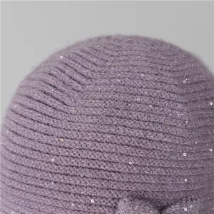 Detalle del gorro de punto violeta con lentejuelas brillantes y textura de canalé