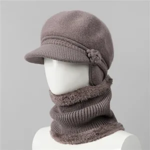 Detalle de conjunto de gorro y bufanda de punto cálido con forro de piel sintética