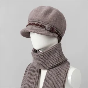 Detalle de conjunto de gorro y bufanda de punto gris-púrpura para mujeres mayores