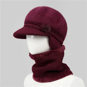 Detalle del conjunto de gorro y bufanda de punto burdeos con forro de piel sintética
