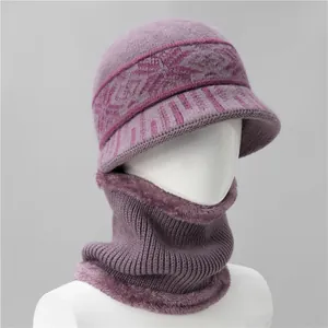 Detalle del conjunto de gorro de punto morado con forro polar y motivo de copos