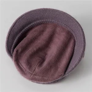 Detalle del gorro de punto morado con forro polar grueso para calidez y textura