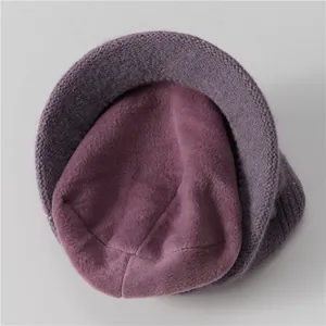 Detalle de gorro de punto morado cálido con forro polar grueso y textura de lentejuelas