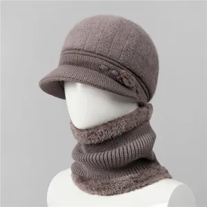 Detalle del conjunto de gorro de punto de invierno con forro polar y flor de piel sintética