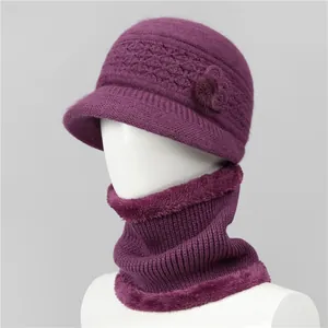Detalle de conjunto de gorro y bufanda de punto morado con forro polar para mujeres mayores
