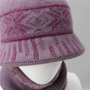 Vista de detalle del conjunto de gorro de punto morado con forro polar suave