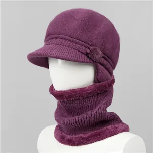 Detalle de gorro y bufanda de punto morado con forro polar grueso de piel sintética