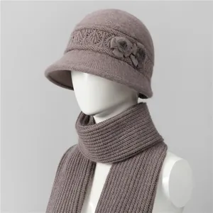 Detalle de conjunto de gorro de punto y bufanda con adornos florales para mujer
