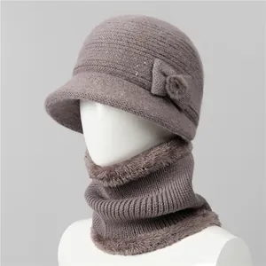 Vista detallada del gorro cloché de invierno y calentador de cuello con lazo de lentejuelas