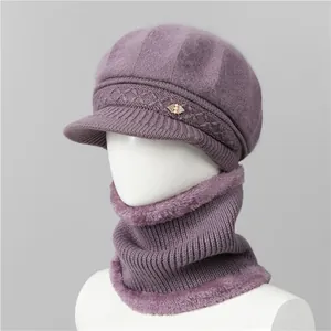 Vista detallada del conjunto de gorro de punto violeta y braga de cuello con forro de piel
