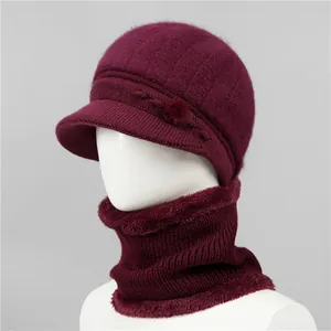 Detalle de conjunto de gorro y bufanda de punto burdeos con forro de felpa suave