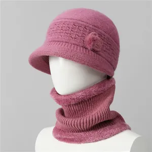 Detalle del conjunto de gorro de punto y bufanda magenta con forro cálido de piel sintética