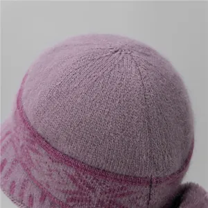 Primer plano detallado del gorro de punto lavanda con textura de vellón y diseño floral