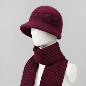 Detalle de gorro de punto color vino con flor y conjunto de bufanda de invierno a juego