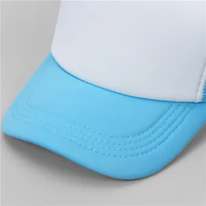 Casquette de baseball en mesh bleu clair avec devant blanc et panneau respirant